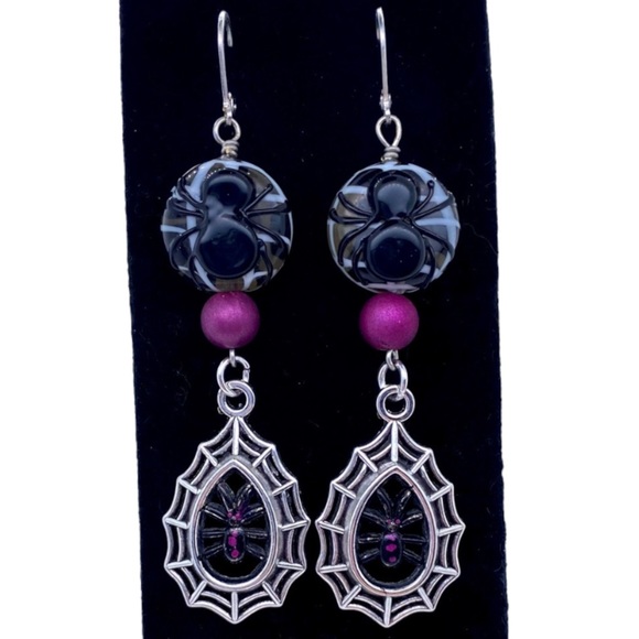 Spider With Spider Web Earrings - Picture 5 of 5